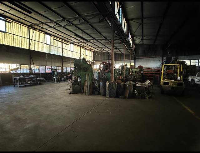 1,800M² WAREHOUSE FOR SALE IN INDUSTRIA NORTH
